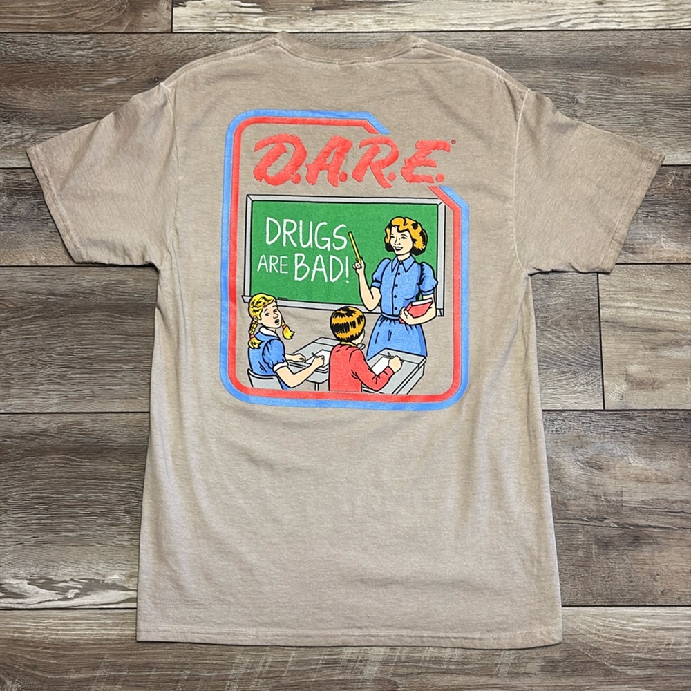 NWOT D.A.R.E. Drugs Are Bad Graphic T Shirt Tan Medium/Large